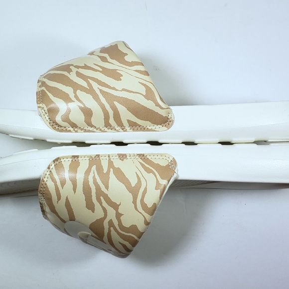 Nike Victori One Animal Print Slides - Picture 5 of 8